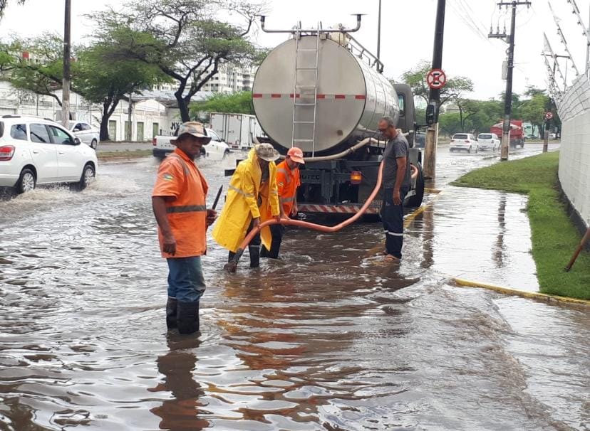 Equipes da prefeitura trabalham para amenizar efeitos das chuvas diz Edvaldo Nogueira