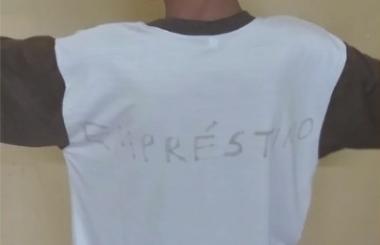 Escola obriga aluno sem uniforme a usar camiseta escrito empréstimo