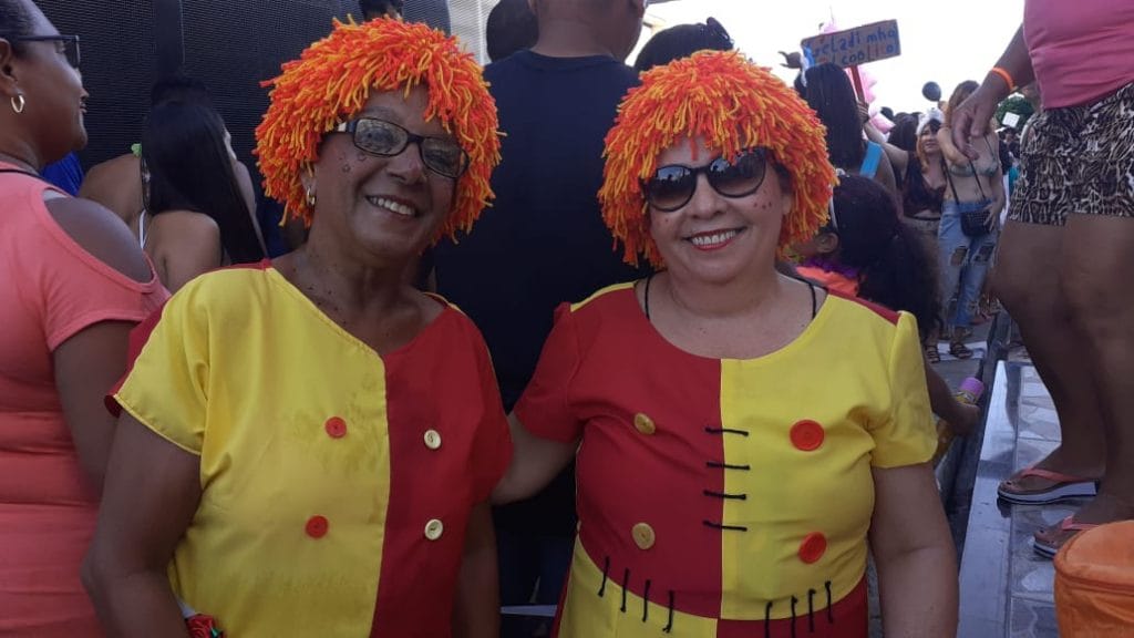 Foliãs se fantasiam da boneca Emília para curtir último dia do Rasgadinho