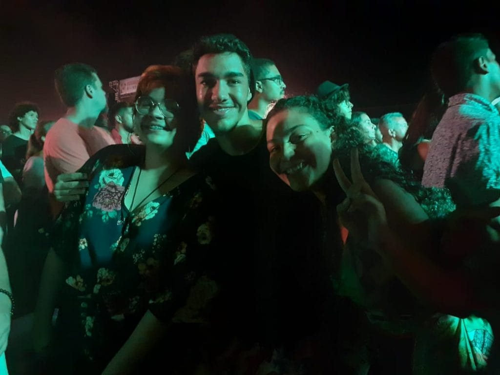 Fã se emociona ao som do Cordel do Fogo no Projeto Verão