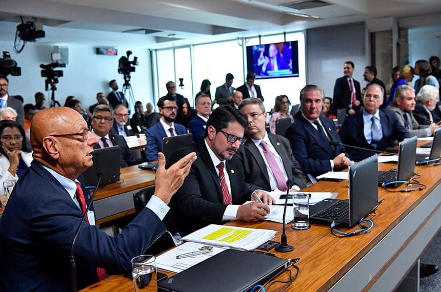 Governo terá 15 dias para dar sugestões a projeto que regula uso de avião da FAB