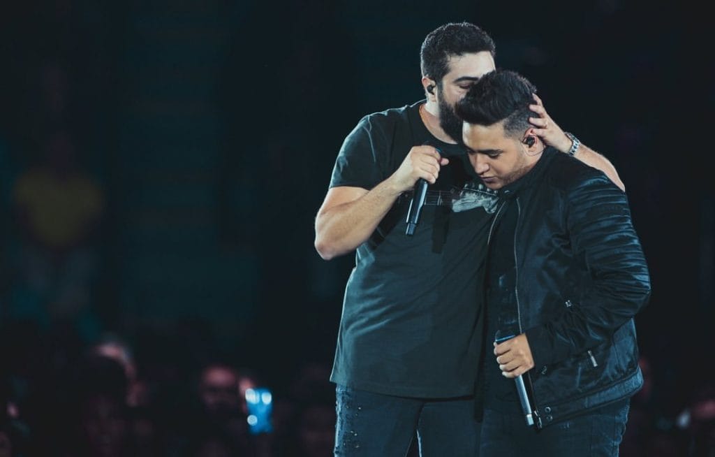 Henrique e Juliano estendem indenização à família de funcionário morto