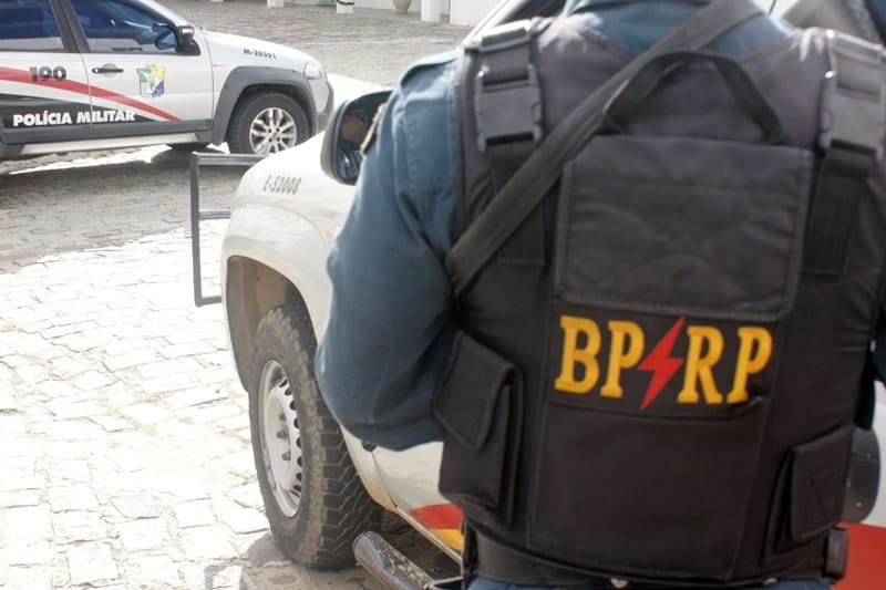 Homem com dois mandados de prisão em aberto é preso no bairro