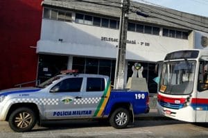 Jovem com simulacro de pistola é preso em um ônibus no Siqueira Campos 1 Homem com simulacro de pistola é preso em um ônibus no Siqueira Campos