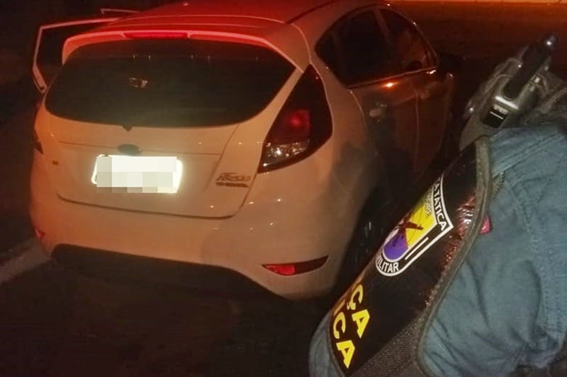 Homem é encontrado morto dentro de veículo em Socorro