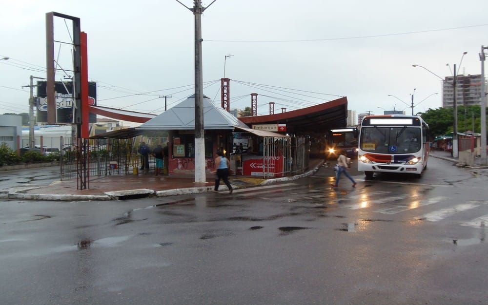 Homem é esfaqueado dentro de ônibus em