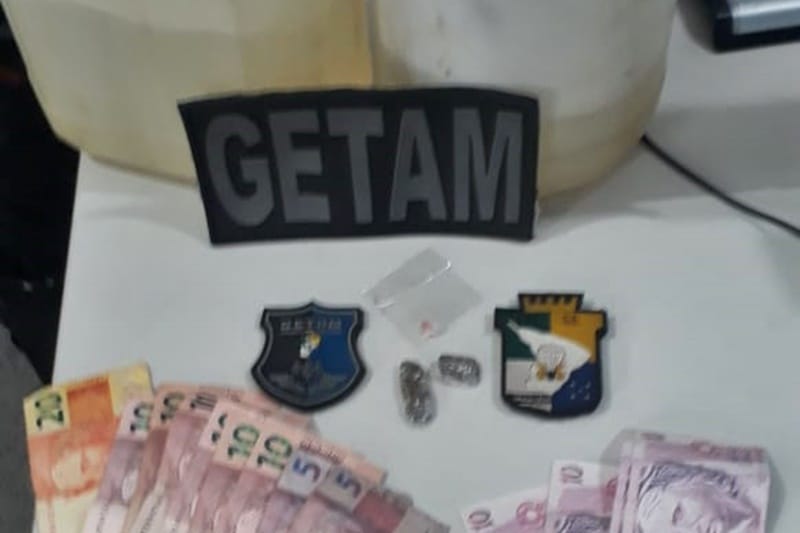 Homens com dinheiro falso e drogas são presos no Bairro Capucho