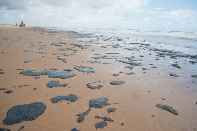 Justiça determina pagamento de benefícios aos pescadores afetados pelo óleo nas praias de Sergipe