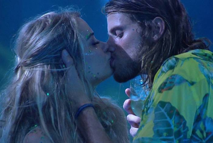 Marcela e Daniel se beijam na festa do BBB20 Veja foto