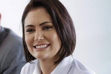 Michelle Bolsonaro aparece pela primeira vez após cirurgia estética no início do ano