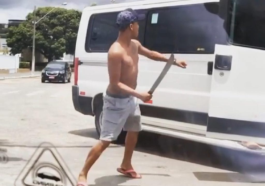 Motorista ameaça outro com facão em Aracaju