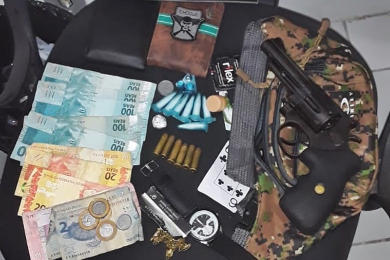 PM prende dois homens com arma de fogo e drogas em Pirambu1
