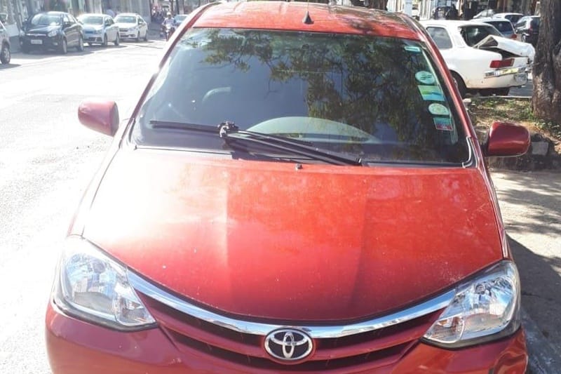 PM prende dois suspeitos e recupera carro roubado no bairro Farolândia
