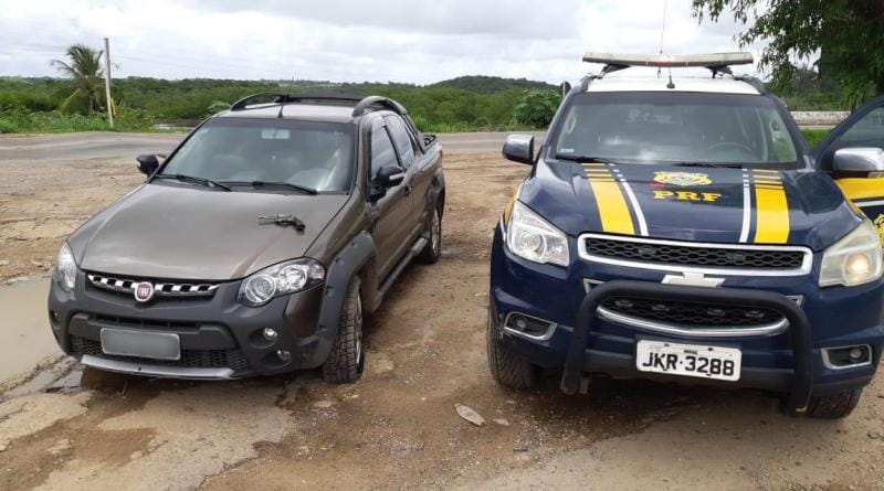 PRF apreende carro roubado e arma de fogo em Santa Rosa de Lima
