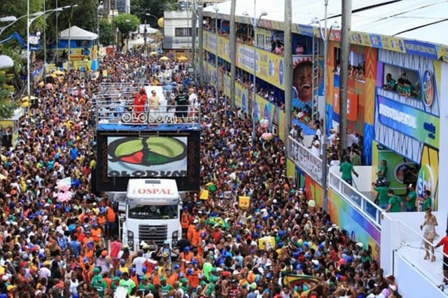 Pela primeira vez Olodum desfila sob comando de uma mulher em Salvador