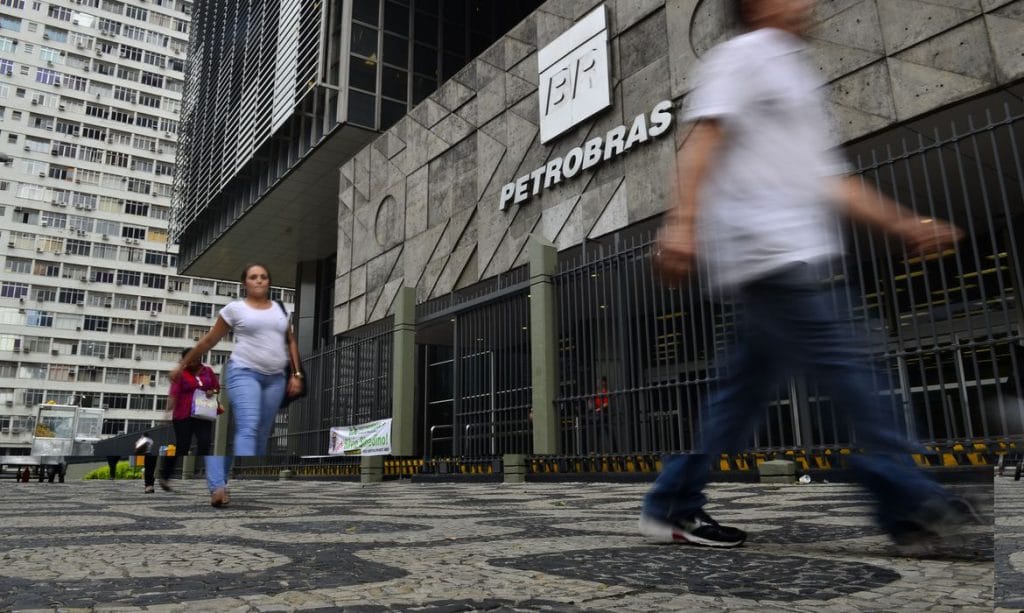 Petrobras corta salários de grevistas