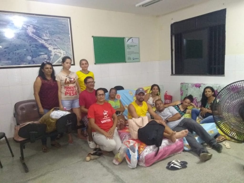 Professores de Canhoba ocupam prédio da prefeitura em protesto a falta de reajuste do salário da categoria