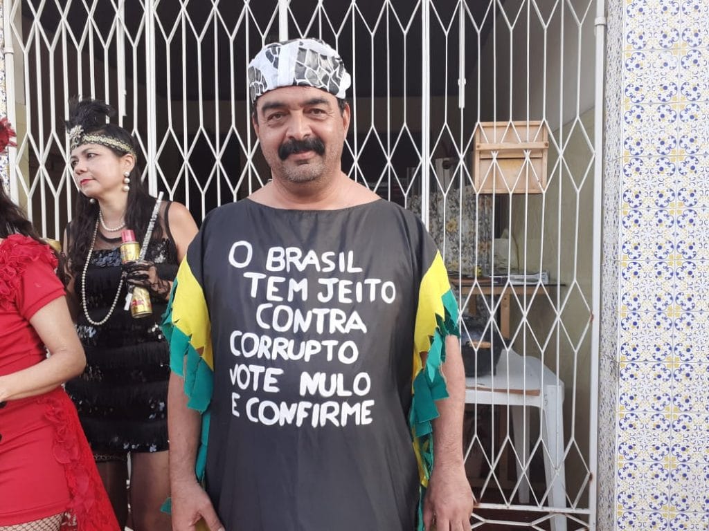 Rasgadinho foliões se inspiram em eleições para criar fantasias