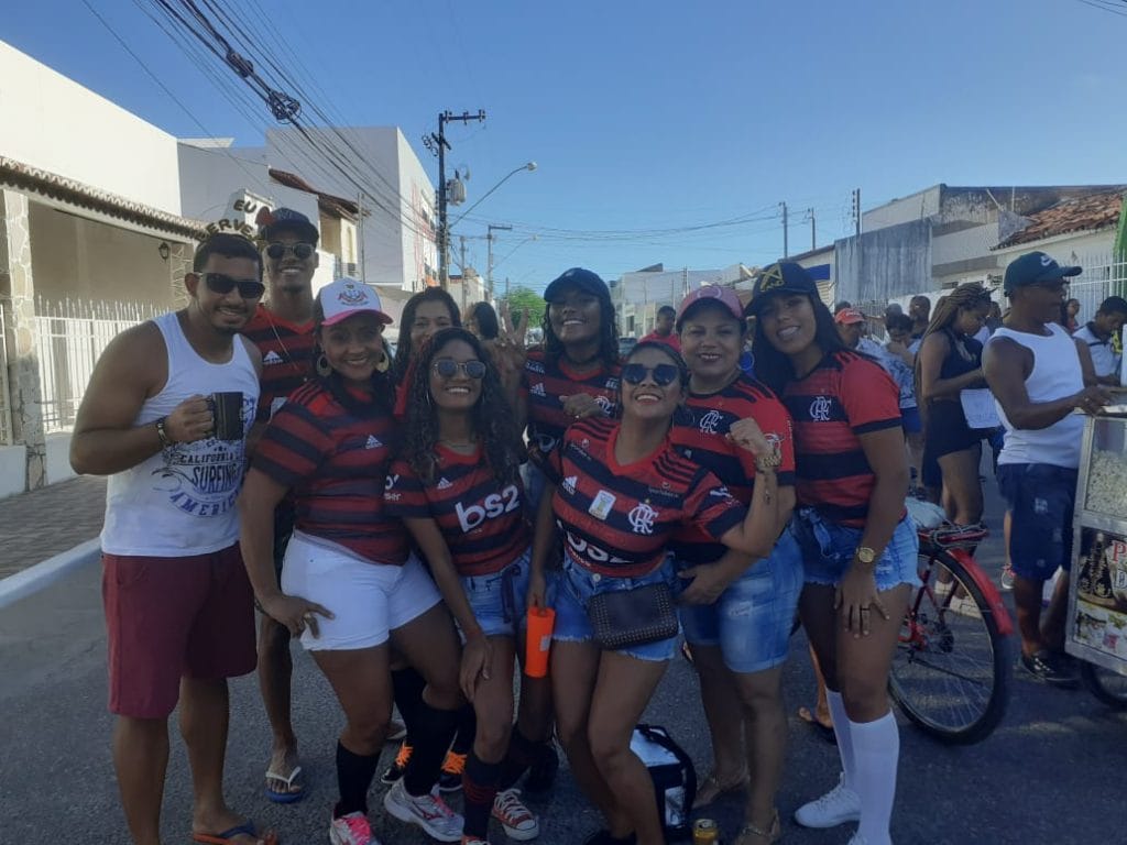 Rasgadinho foliões se inspiram em paixão pelo futebol para criar fantasias