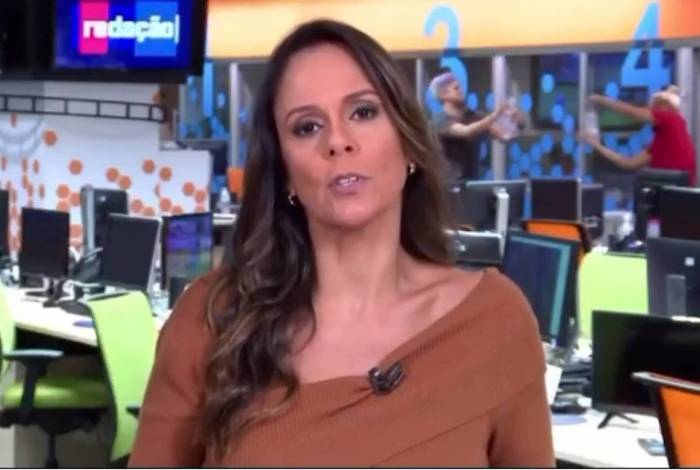 Repórteres levam advertência após guerra de álcool em gel ao vivo veja vídeo
