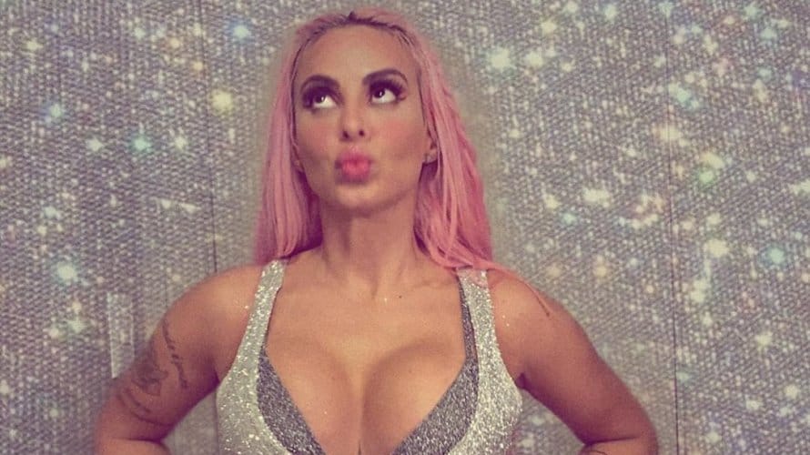 Sem calcinha cantora baiana ousa em foto e provoca seguidores vai matar o capeta
