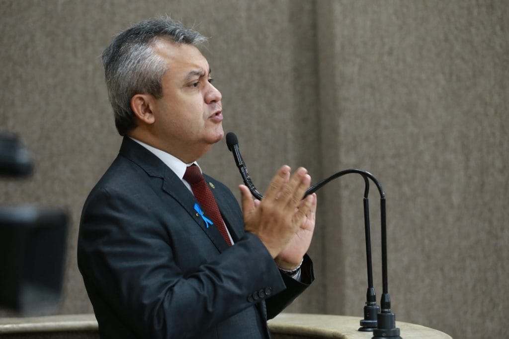 Shoppings descumprem Código de Defesa do Consumidor e Urbanístico diz vereador Elber