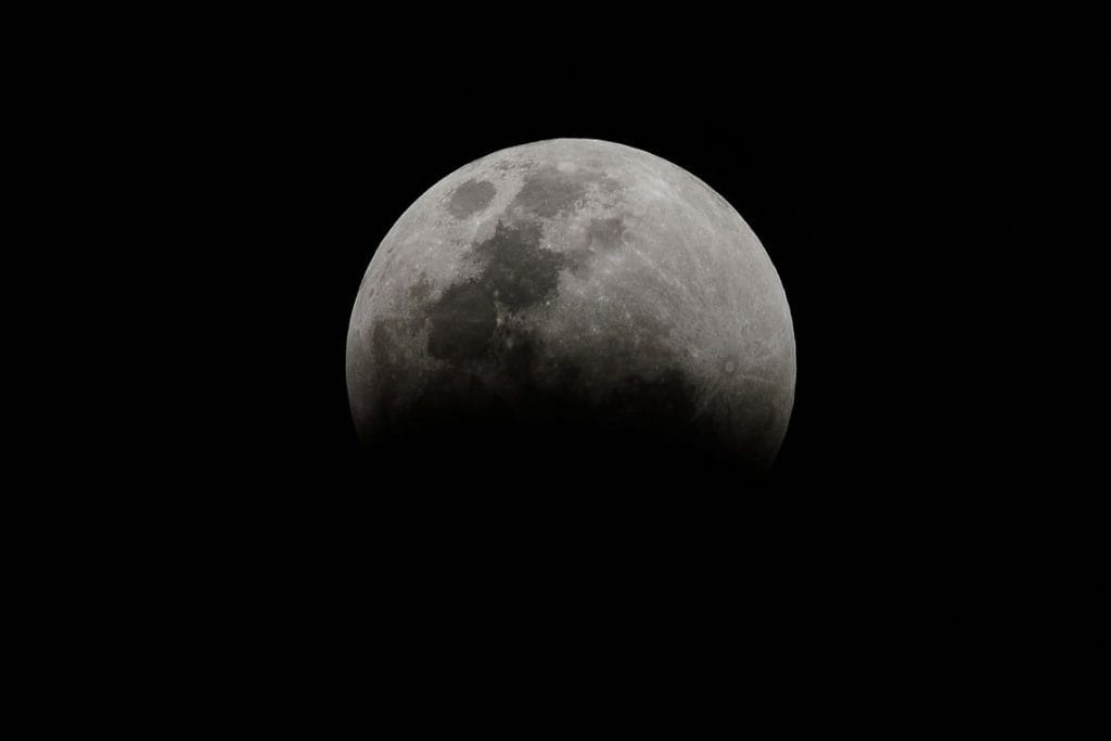 Superlua ilumina a noite de domingo