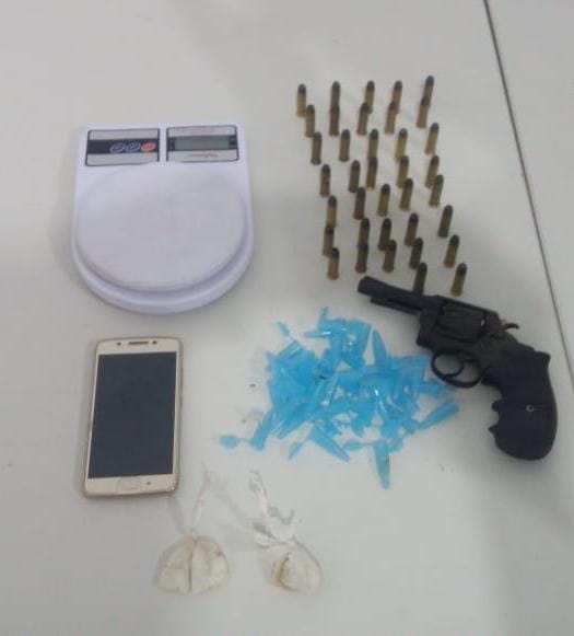 Suspeito é apreendido com arma de fogo e drogas no bairro