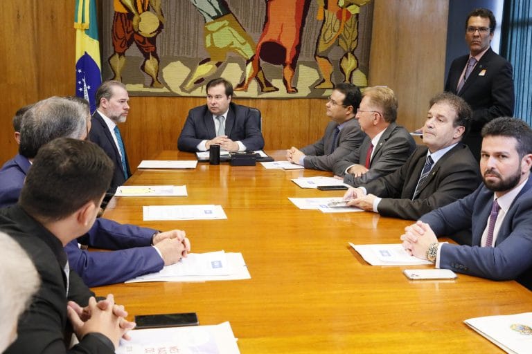 Toffoli entrega a Maia sugestões para desburocratizar os julgamentos do Tribunal do Júri