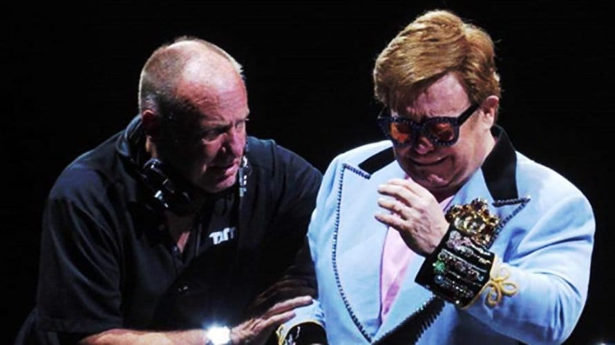 Vídeo Elton John chora após perder a voz e interromper show na Nova Zelândia