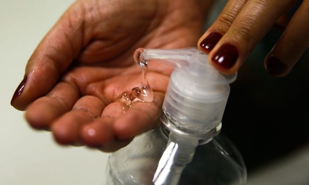 Álcool gel é eficaz na prevenção ao coronavírus afirma conselho