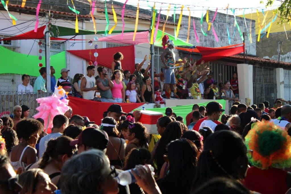 Último dia: Papudo Gil inicia desfile do Rasgadinho com sucessos do axé music 1 Último dia Papudo Gil arrasta bloco Rasgadinho com sucessos do axé music