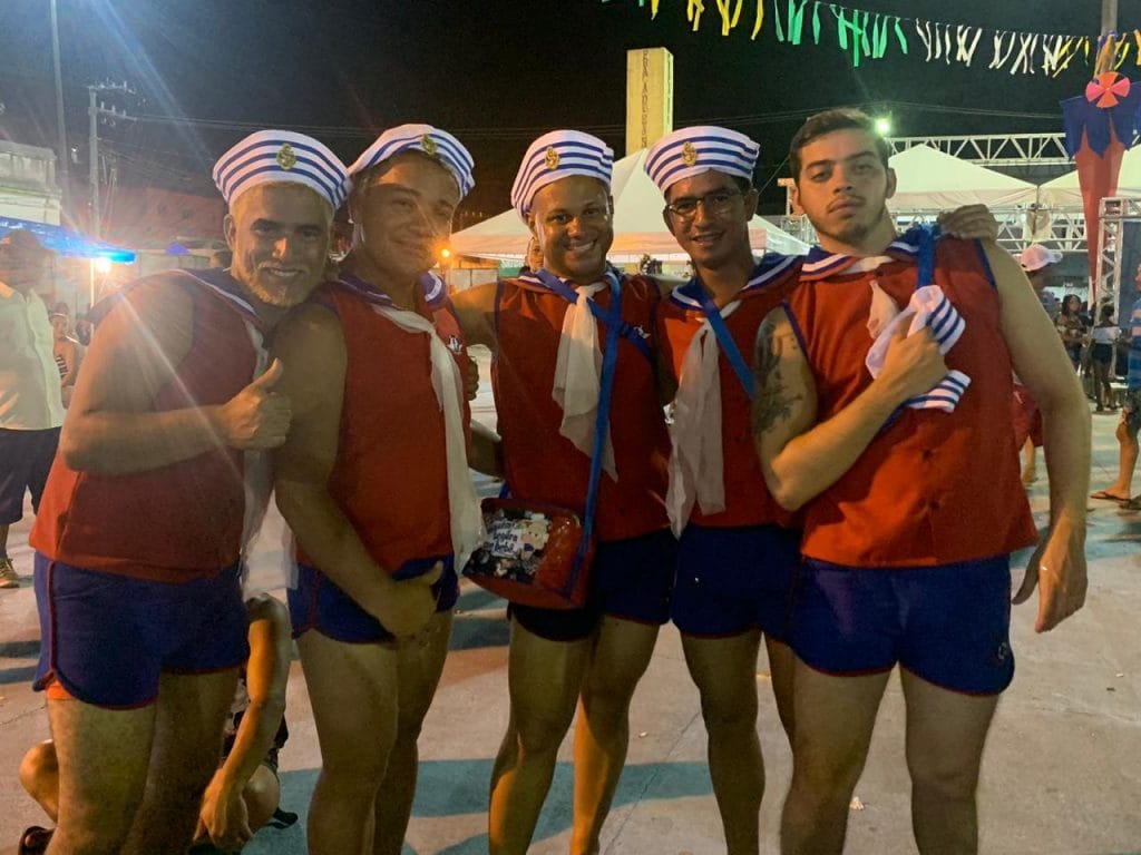 ‘Amigos marinheiros’ se divertem pelas ruas de Neópolis