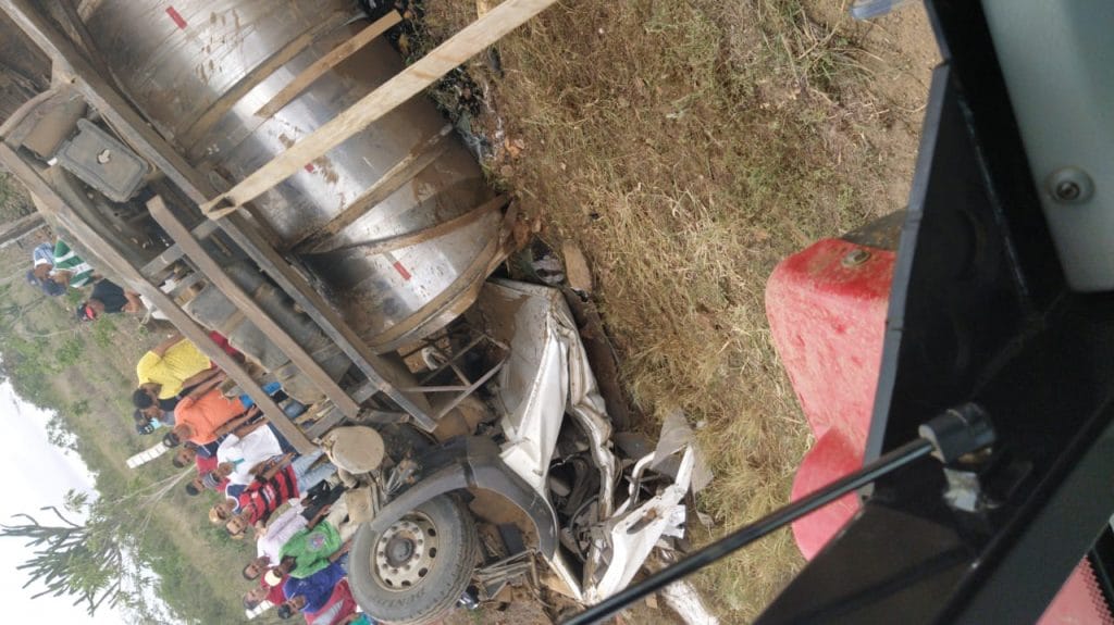 Acidente com caminhão deixa motorista ferido em Glória e1584202808161