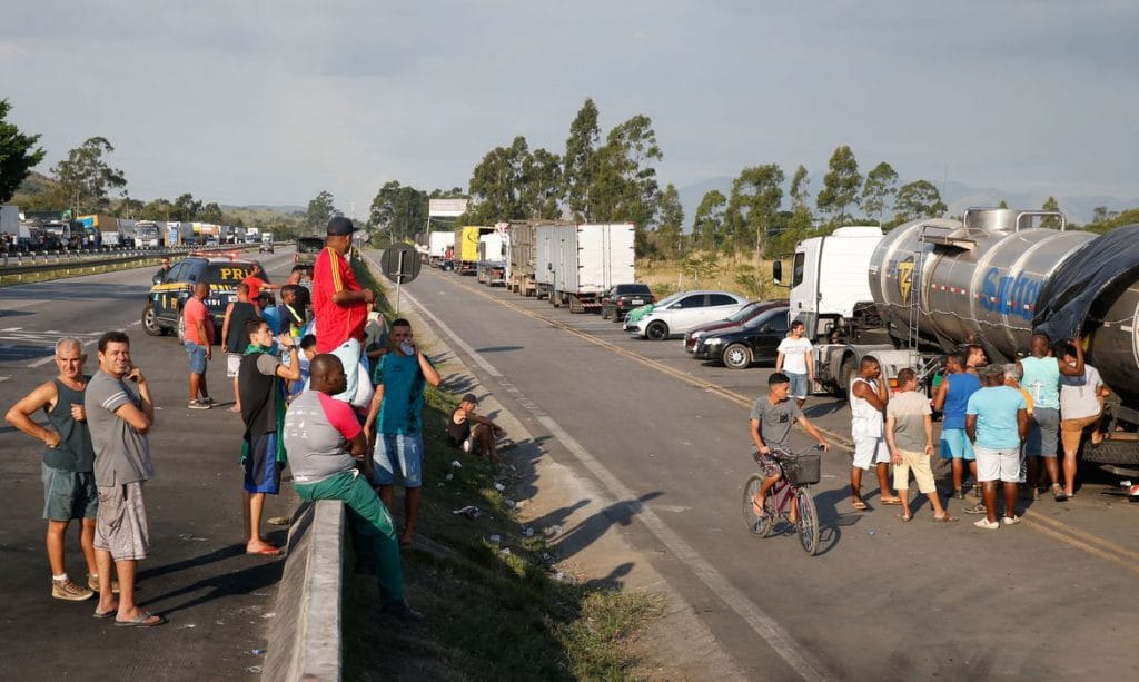 Ala de caminhoneiros quer categoria em ato do dia 15 e defende intervenção militar