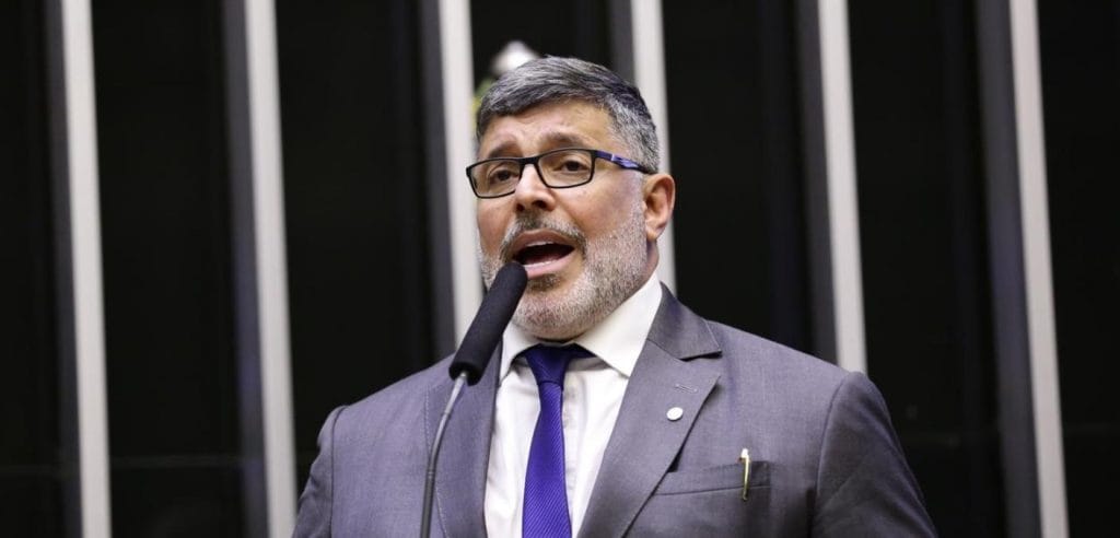Alexandre Frota protocola impeachment de Bolsonaro por seis crimes