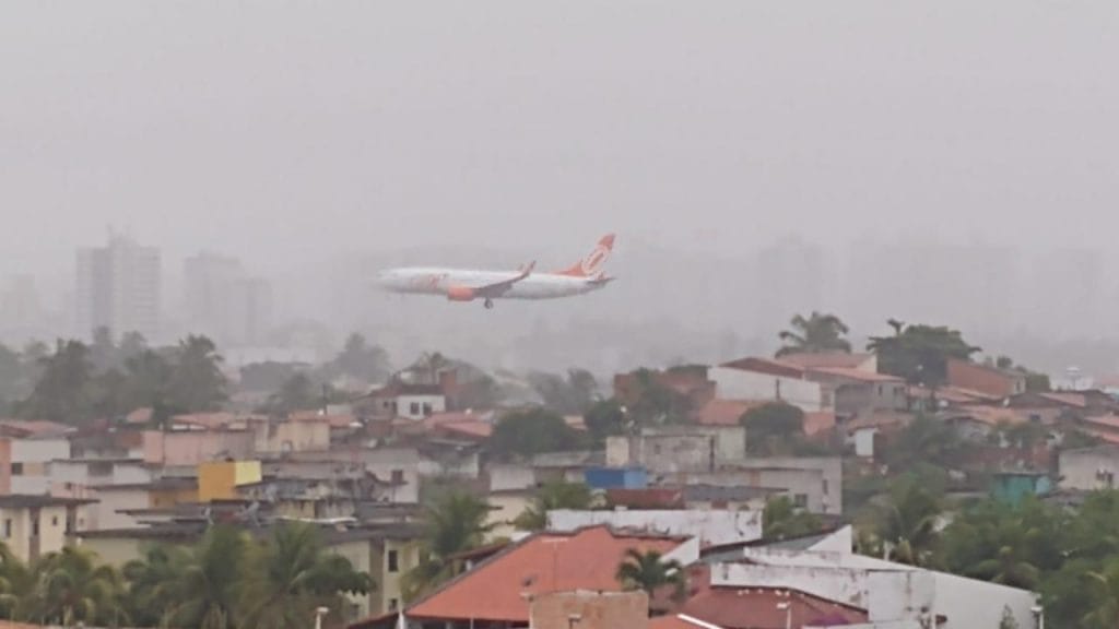 Avião faz manobra de segurança por causa do mau tempo em Aracaju