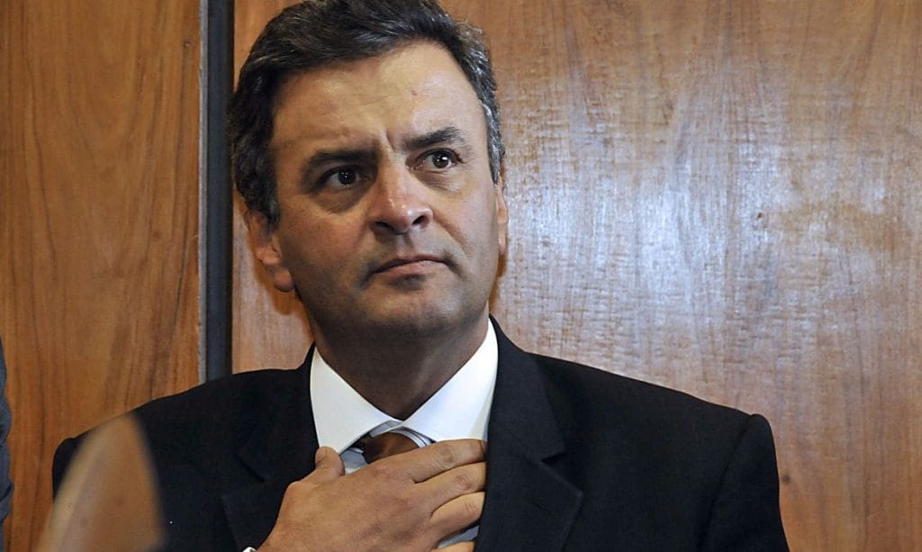 Aécio apresenta PEC que adia eleições para 2022