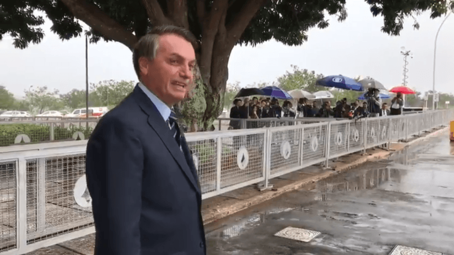 Bolsonaro ironiza a imprensa sobre coronavírus O que estão fazendo aqui