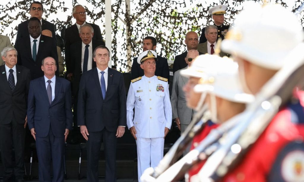 Bolsonaro privilegia militares no primeiro ano de governo diz jornal