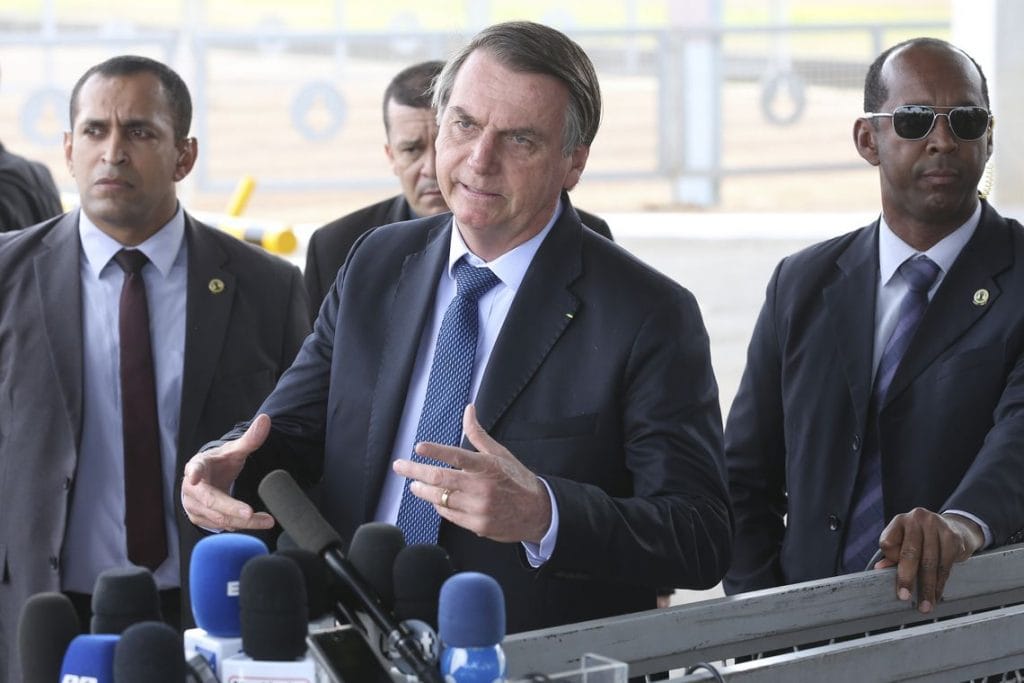 Bolsonaro revoga trecho de MP que previa suspensão de contratos de trabalho por 4 meses