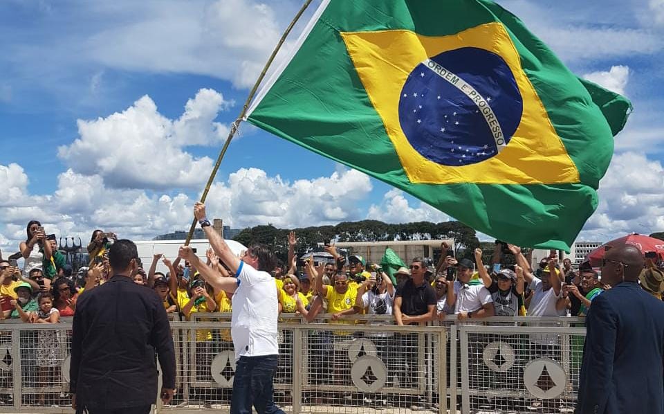 Bolsonaro sai do isolamento do coronavírus e participa de ato pró governo 1