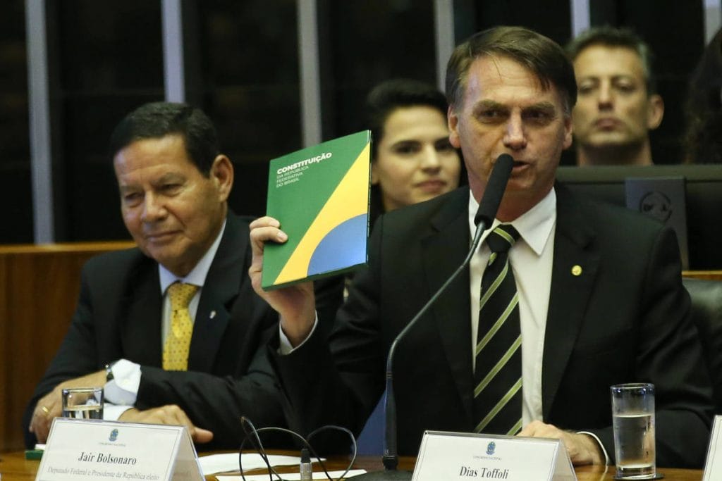 Bolsonaro tenta aproveitar 118 pontos sem regras na Constituição diz jornal