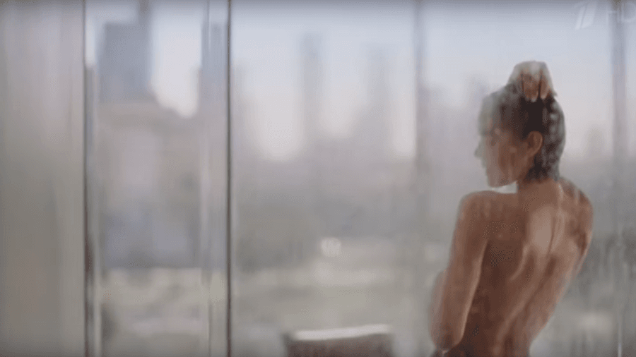 Bruna Marquezine aparece nua em campanha com Emma Roberts