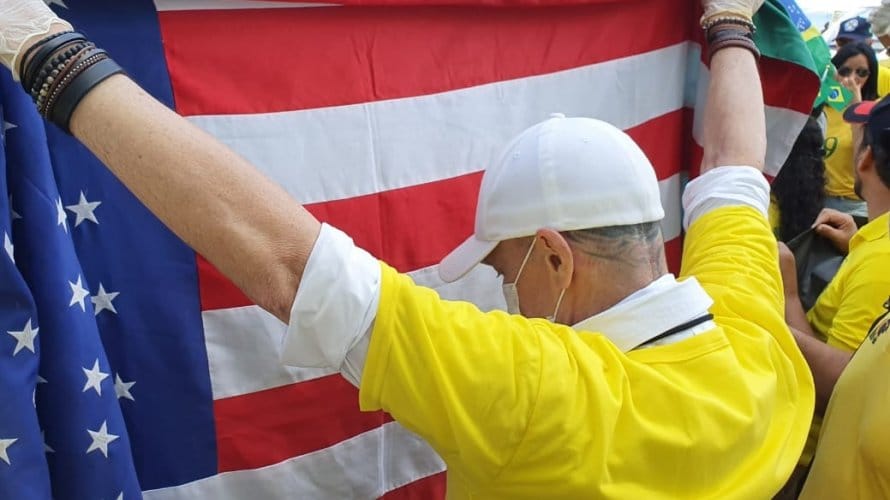 Cantor Netinho aparece com máscara e bandeira dos EUA em ato bolsonarista Vim de graça