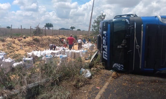 Carreta carregada de milho tomba em Nossa Senhora Aparecida