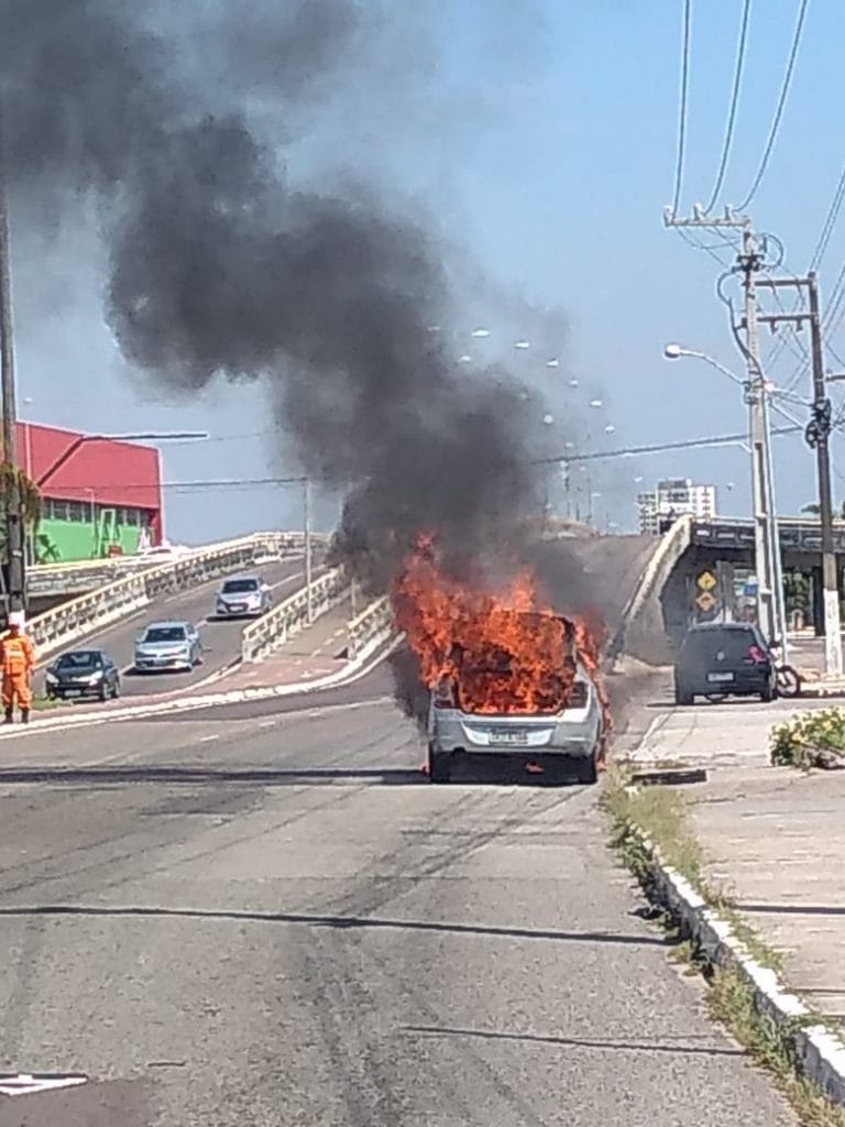 Carro é atingido por chamas na Avenida Tancredo Neves