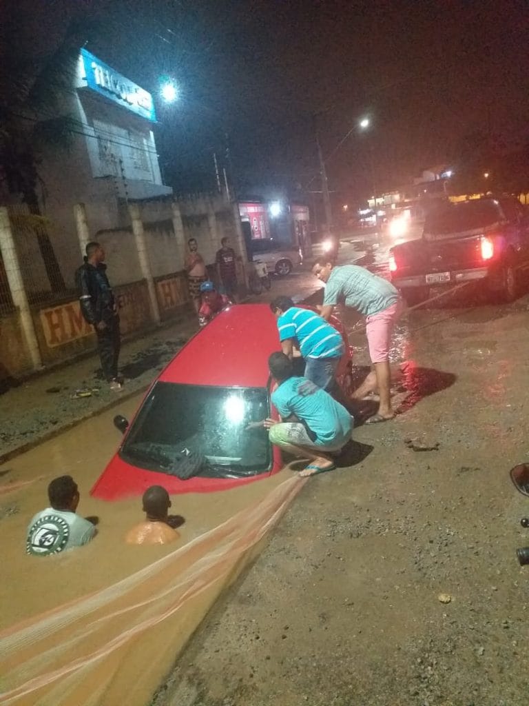Carro é engolido por cratera em obra da prefeitura de Aracaju na Zona Norte