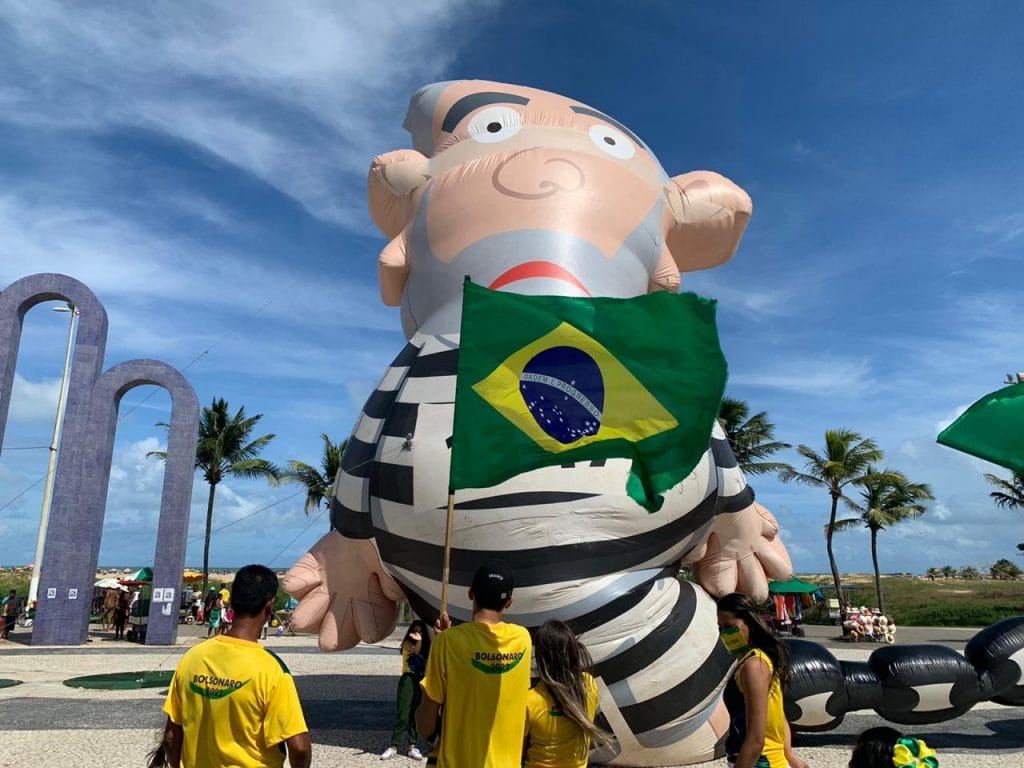 Com boneco do Lula presidiário apoiadores de Bolsonaro fazem carreata em Aracaju