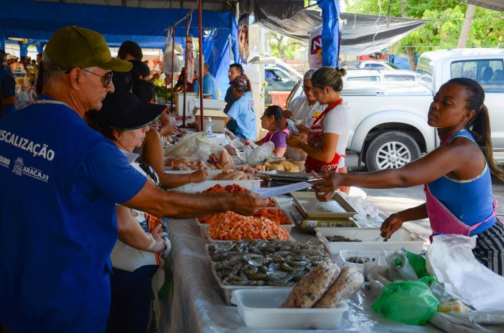 Comerciantes são notificados pela Emsurb sobre novo modelo de feiras livres em Aracaju